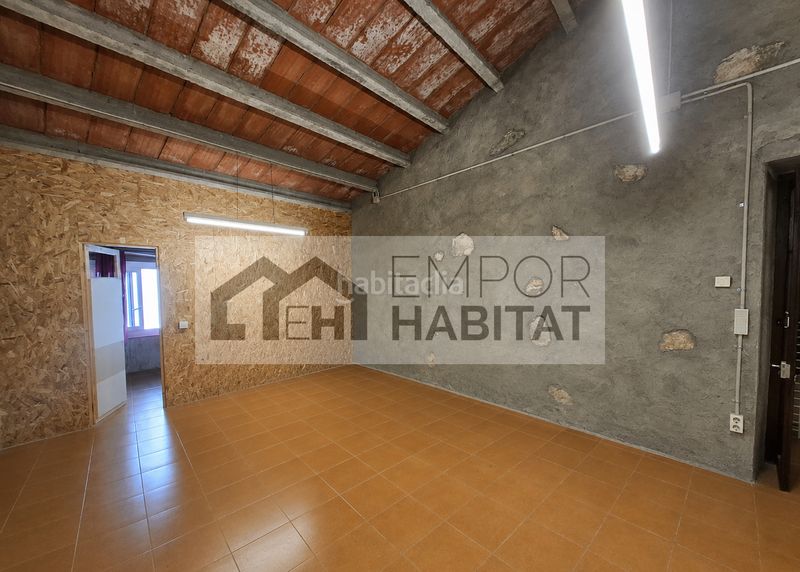 Foto a197ea62-d169-4e84-a0c5-397358962d68. Casa aparellada amb xemeneia aparcament a La Vila Llançà