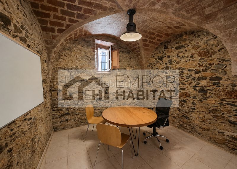 Foto ab81524d-be82-4155-9784-83e10e47c4d6. Casa aparellada amb xemeneia aparcament a La Vila Llançà