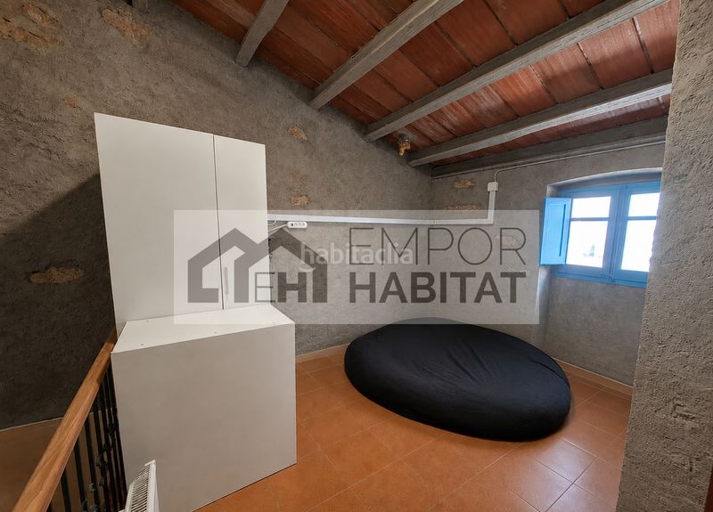 Foto e809f559-9e3e-4698-8de5-942c47ae91a8. Casa aparellada amb xemeneia aparcament a La Vila Llançà