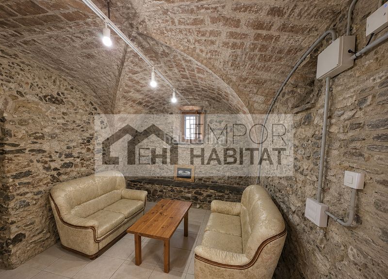 Foto fc0e0c3a-6025-46e4-afbb-d3226f102483. Casa aparellada amb xemeneia aparcament a La Vila Llançà