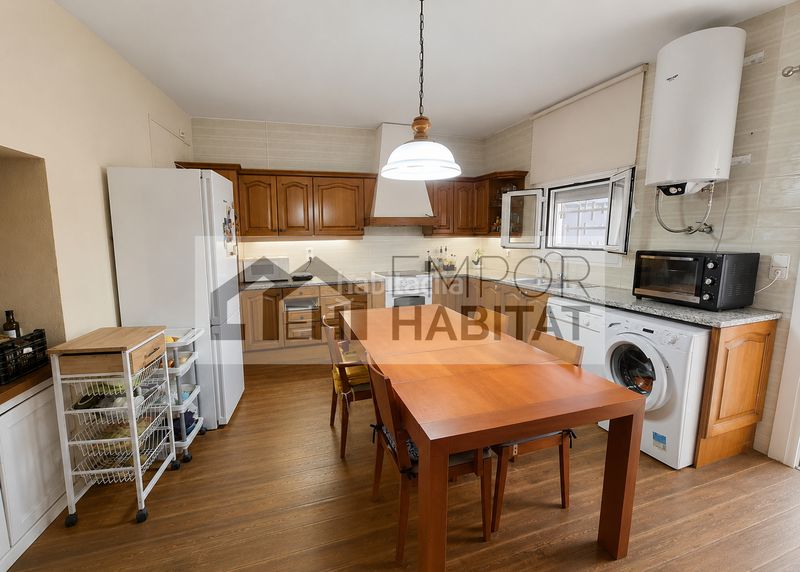 Foto ed6f2061-bbeb-46bd-8e25-163510544507. Casa adossada amb xemeneia calefacció a La Vila Llançà