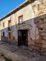 Casa a Calle hospital municipal 6. Quizás solo veas una casa vieja, destartalada, llena de trastos