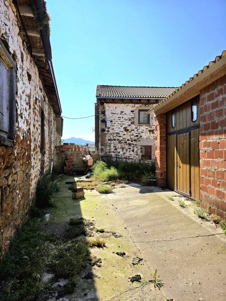 Foto 2dab1814-514d-41ee-ac5f-67e68b084969. Casa amb aparcament a Pernía (La)
