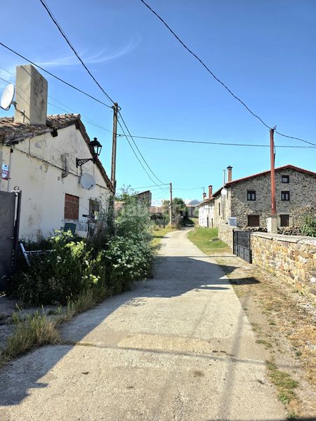 Foto 7d9f44f7-01d2-45be-ad11-b79f57a6fb07. Casa amb aparcament a Pernía (La)