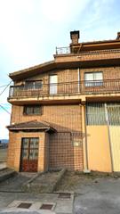 Pis  Aguilar de campoo - av burgos. Edificio compuesto de nave industrial y vivienda,  en aguilar de