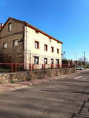 Casa  Barruelo de santullán - av sor maria. En la localidad de barruelo de santullán, a 14 kilómetros de agu