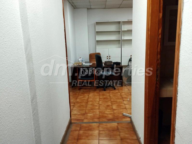 Foto 28212e4a-13e7-465f-8b09-ab174bd235dc. Local comercial local com. en venta en Los Cristianos, 9 despachos. en Arona