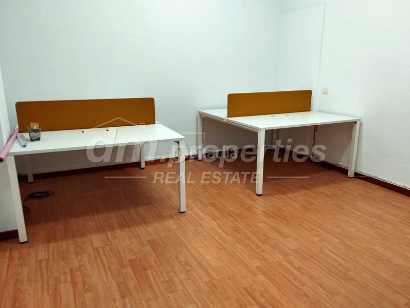 Foto 3ec28c3a-cfab-4d13-b744-d767081425f1. Local comercial local com. en venta en Los Cristianos, 9 despachos. en Arona