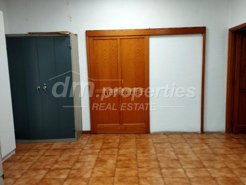 Foto 61091cf3-8335-4acc-9ece-f3c4cf21f2ee. Local comercial local com. en venta en Los Cristianos, 9 despachos. en Arona