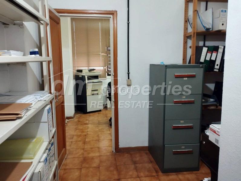 Foto edb62a81-05bb-47fb-aa51-3bc73eafe49d. Local comercial local com. en venta en Los Cristianos, 9 despachos. en Arona