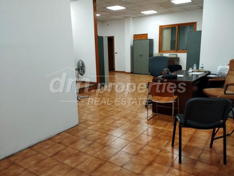 Foto fc4f409a-4b38-4a64-873b-f731201aa46a. Local comercial local com. en venta en Los Cristianos, 9 despachos. en Arona