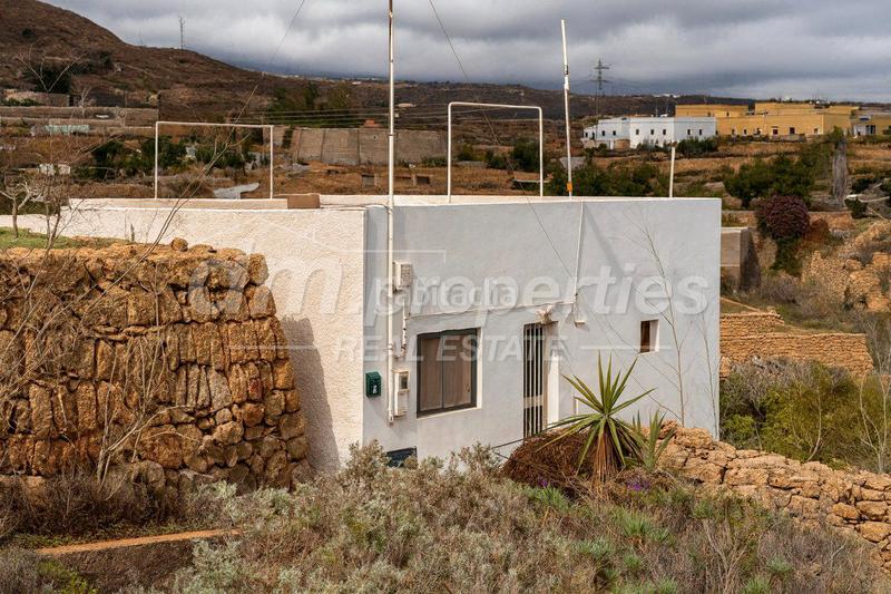 Foto 72d8fc4c-81ec-4a51-b4d9-3d8d2b3f20fe. House in Arico