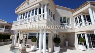 Xalet a La Caleta. Villa en venta en la caleta, 6 dormitorios.