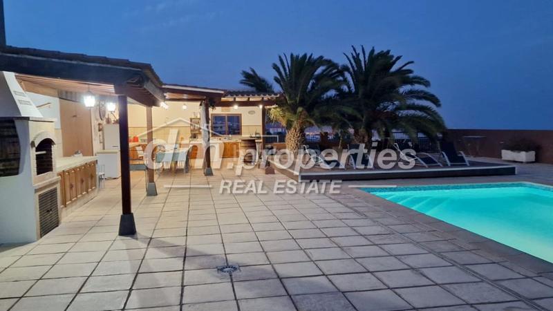 Foto 9e755bc1-3154-4363-a452-59d022d4c512. Chalet villa en venta , 4 dormitorios. en Cuevecitas - Malpaís Candelaria
