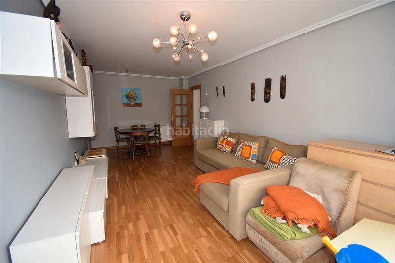 Foto 1762acbf-2498-4443-9b11-0b5352094339. Planta baja bajo con terraza en urbanizacion privada con piscinas en Hazas de Cesto