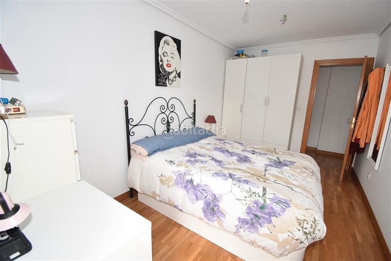 Foto 349473df-5797-4423-9738-73eddc5d5f11. Planta baja bajo con terraza en urbanizacion privada con piscinas en Hazas de Cesto
