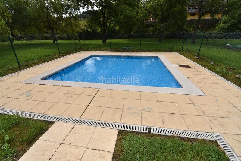 Foto 427b6568-2e10-47a4-86e4-f23fa94fd6a4. Planta baja bajo con terraza en urbanizacion privada con piscinas en Hazas de Cesto