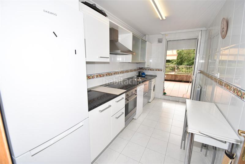 Foto b1ed3b71-74b2-4515-8c5f-1be153c6665f. Planta baja bajo con terraza en urbanizacion privada con piscinas en Hazas de Cesto