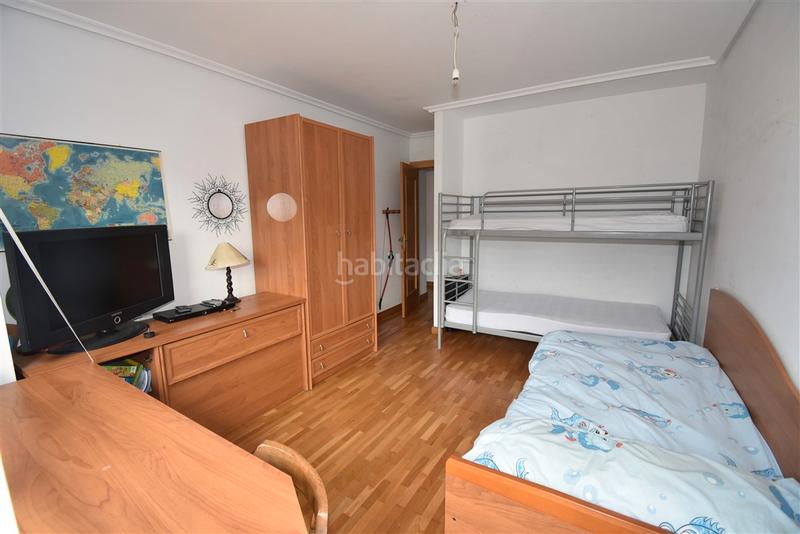 Foto c3586418-3691-4100-a5cc-12bff265e51e. Planta baja bajo con terraza en urbanizacion privada con piscinas en Hazas de Cesto