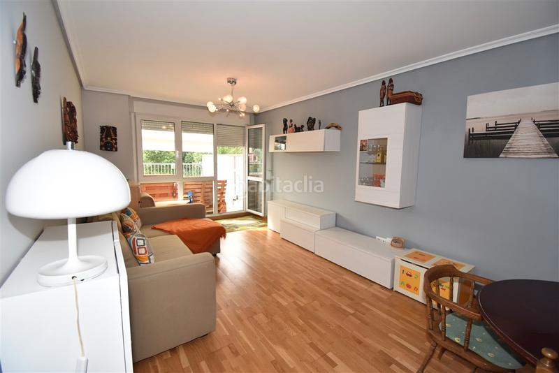 Foto e8234384-85ec-414f-938f-6ce50819b01a. Planta baja bajo con terraza en urbanizacion privada con piscinas en Hazas de Cesto
