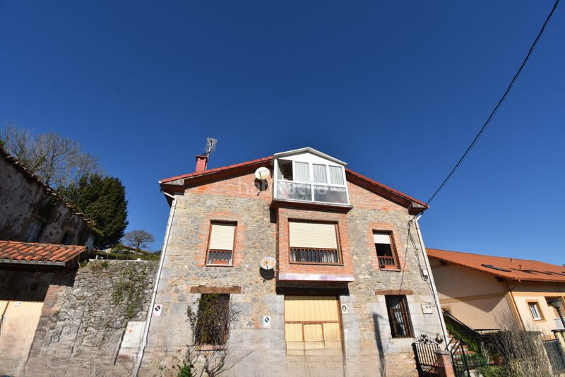 Foto c212e8ff-50ac-4abb-ab3b-bc760a37f377. Casa amb calefacció aparcament piscina a Solares - Valdecilla Medio Cudeyo