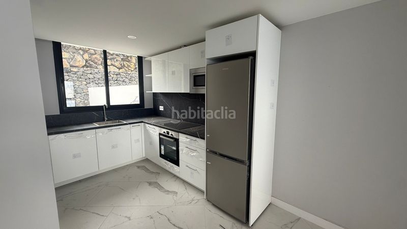 Foto dc89a034-3b55-4261-b76b-455231ea0ac6. Casa aparellada amb aparcament a Vilaflor