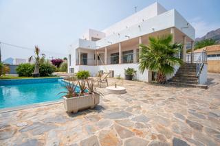 Xalet en Altea la Vella. Villa con vistas al mar situada junto al campo de golf de altea