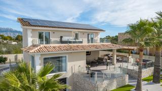 Chalet en Pueblo-Ubanizaciones. Luminosa villa moderna con vistas impresionantes