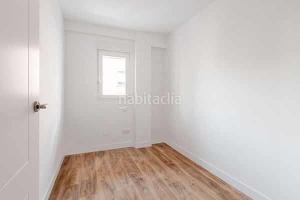 Foto f9ffb39b-ce6b-4469-a931-a4c861409df5. Flat with heating in Valdezarza Madrid