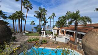 Xalet  Cl via servicio tf-. Esta exclusiva villa con impresionantes vistas, ubicada en la co