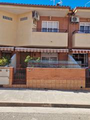 Casa adossada a Calle pintor andrés sobejano 5. Se vende bonito duplex en buena zona de el palmar.