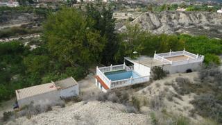 Casa a Abanilla. Casa de 100 m con piscina y finca de limoneros en producción en