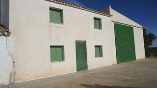 House in Yecla. Casa rústica de 258 m con viñedo de 7.305 m y agua de riego en y