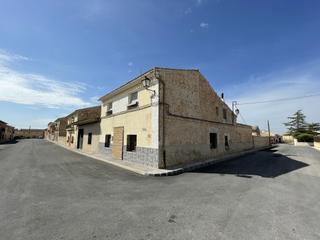 Casa a Jumilla. Casa de pueblo con amplio espacio y gran potencial en cañada del