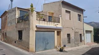 Casa a Abanilla. Casa con encanto en dos plantas y amplia parcela en el cantón, a