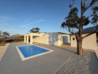 House en Hond�n de las Nieves. Chalet autosuficiente completamente renovado con piscina en parc