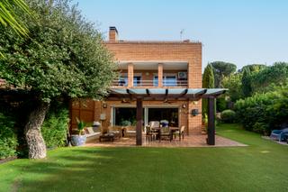 Casa a Centre. Casa a 3 vientos con jacuzzi privado, piscina comunitaria, padel
