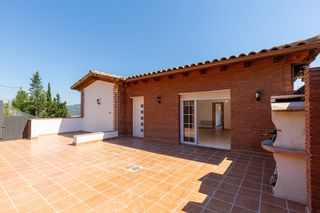 Casa  Carrer de la mallerenga. Casa a 4 vientos en muy buen estado con muchas posibilidades y m