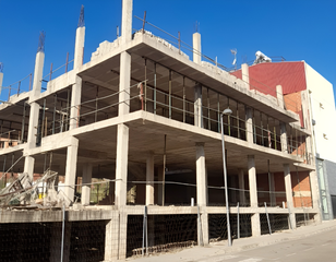 Edifici a 9 d&#39;octubre 3. Edificio en construcción en montroy