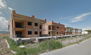Edificio en Serratelles 41. Obra nueva paralizada en móncofar