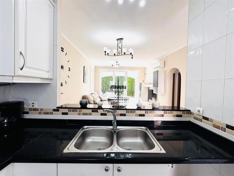 Foto 1e47f50b-df54-41ad-a37b-7fba17753c70. Casa adossada amb piscina a Cometa Calp