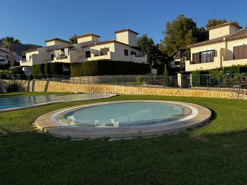 Foto 5d9fd526-5ae4-440a-a996-8cc9d53653b3. Casa amb aparcament piscina a Golf Bahía Finestrat