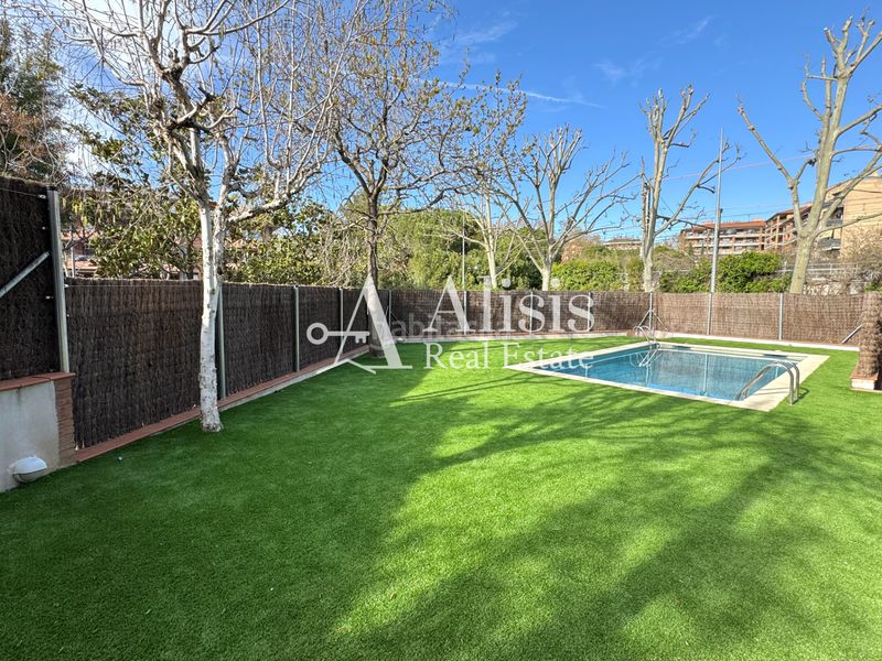 Foto 52cb08df-fded-4322-b003-f4fdef40cd68. Àtic amb calefacció aparcament piscina a Parc Central Sant Cugat del Vallès