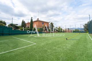 Casa a Corbera de Llobregat. Espectacular propiedad con campo de futbol