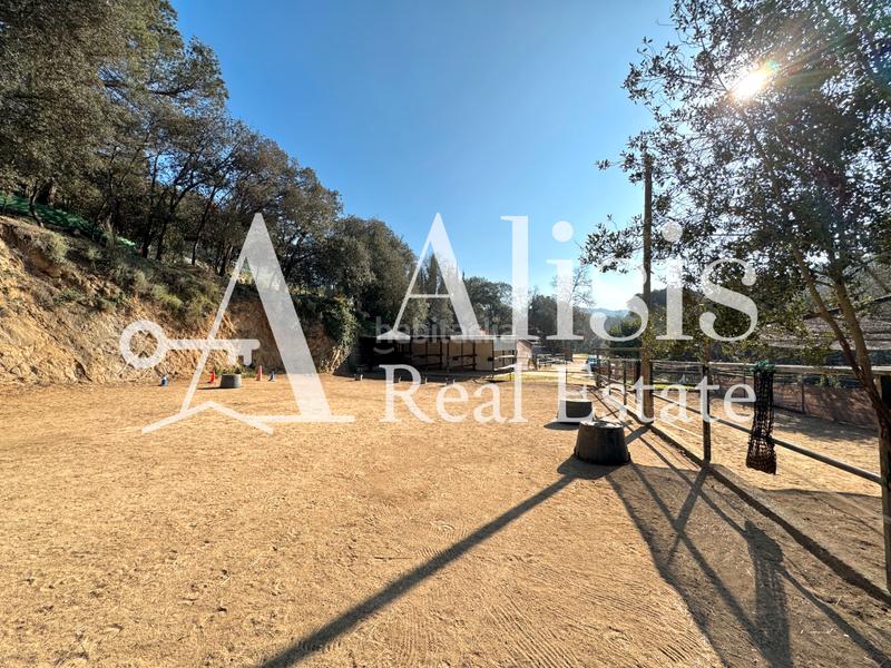 Foto 6b9e2f87-faa3-40b2-9dce-33d93fb1f95d. Masía preciosa finca con piscina posibilidad de alojarse caballos en Òrrius