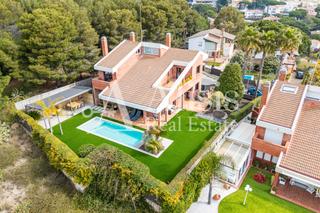 Xalet a Vilassar de Dalt. Excepcional casa unifamiliar con vistas infinitas al mar