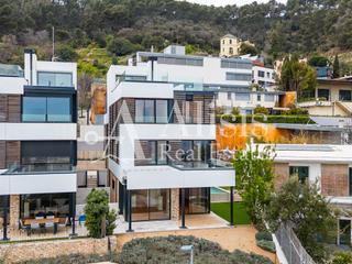 Chalet à Sarrià. Exclusiva propiedad de lujo con vistas inigualables al mar en ba
