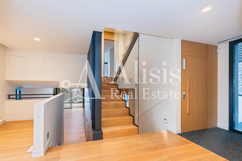 Foto 006c44d3-3d7e-4fa6-bb4d-285c6a02de25. Xalet amb xemeneia calefacció aparcament piscina a Barcelona