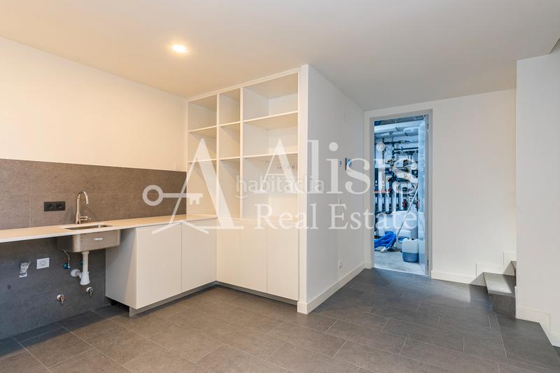 Foto 03fcbfe1-c614-49f3-a369-03e375705625. Xalet amb xemeneia calefacció aparcament piscina a Barcelona