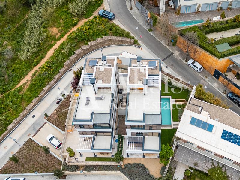 Foto 0c7d772a-e1cc-4954-9ba9-2d5c60bd0ba4. Xalet amb xemeneia calefacció aparcament piscina a Barcelona